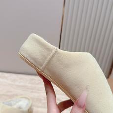 UGG~秋冬新款毛毛拖鞋 一款不会撞衫的鞋子、简约的隔板设计➕上斑点的大底、鞋面真丝卷毛、秋冬季必备款、无论什么裤子裙子 UGG~秋冬新款毛毛拖鞋 一款不会撞衫的鞋子、简约的隔板设计➕上斑点的大底、鞋面真丝卷毛、秋冬季必备款、无论什么裤子裙子