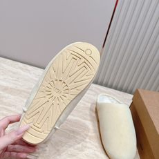 UGG~秋冬新款毛毛拖鞋 一款不会撞衫的鞋子、简约的隔板设计➕上斑点的大底、鞋面真丝卷毛、秋冬季必备款、无论什么裤子裙子 UGG~秋冬新款毛毛拖鞋 一款不会撞衫的鞋子、简约的隔板设计➕上斑点的大底、鞋面真丝卷毛、秋冬季必备款、无论什么裤子裙子