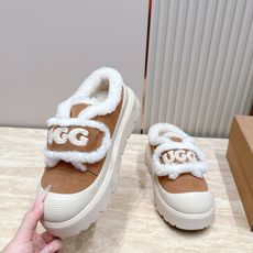 UGG~秋冬新款毛毛鞋 一款不会撞衫的鞋子、简约的隔板设计➕上斑点的大底、鞋面真丝卷毛、秋冬季必备款、无论什么裤子裙子都 UGG~秋冬新款毛毛鞋 一款不会撞衫的鞋子、简约的隔板设计➕上斑点的大底、鞋面真丝卷毛、秋冬季必备款、无论什么裤子裙子都