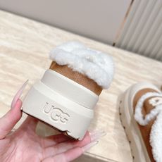 UGG~秋冬新款毛毛鞋 一款不会撞衫的鞋子、简约的隔板设计➕上斑点的大底、鞋面真丝卷毛、秋冬季必备款、无论什么裤子裙子都 UGG~秋冬新款毛毛鞋 一款不会撞衫的鞋子、简约的隔板设计➕上斑点的大底、鞋面真丝卷毛、秋冬季必备款、无论什么裤子裙子都