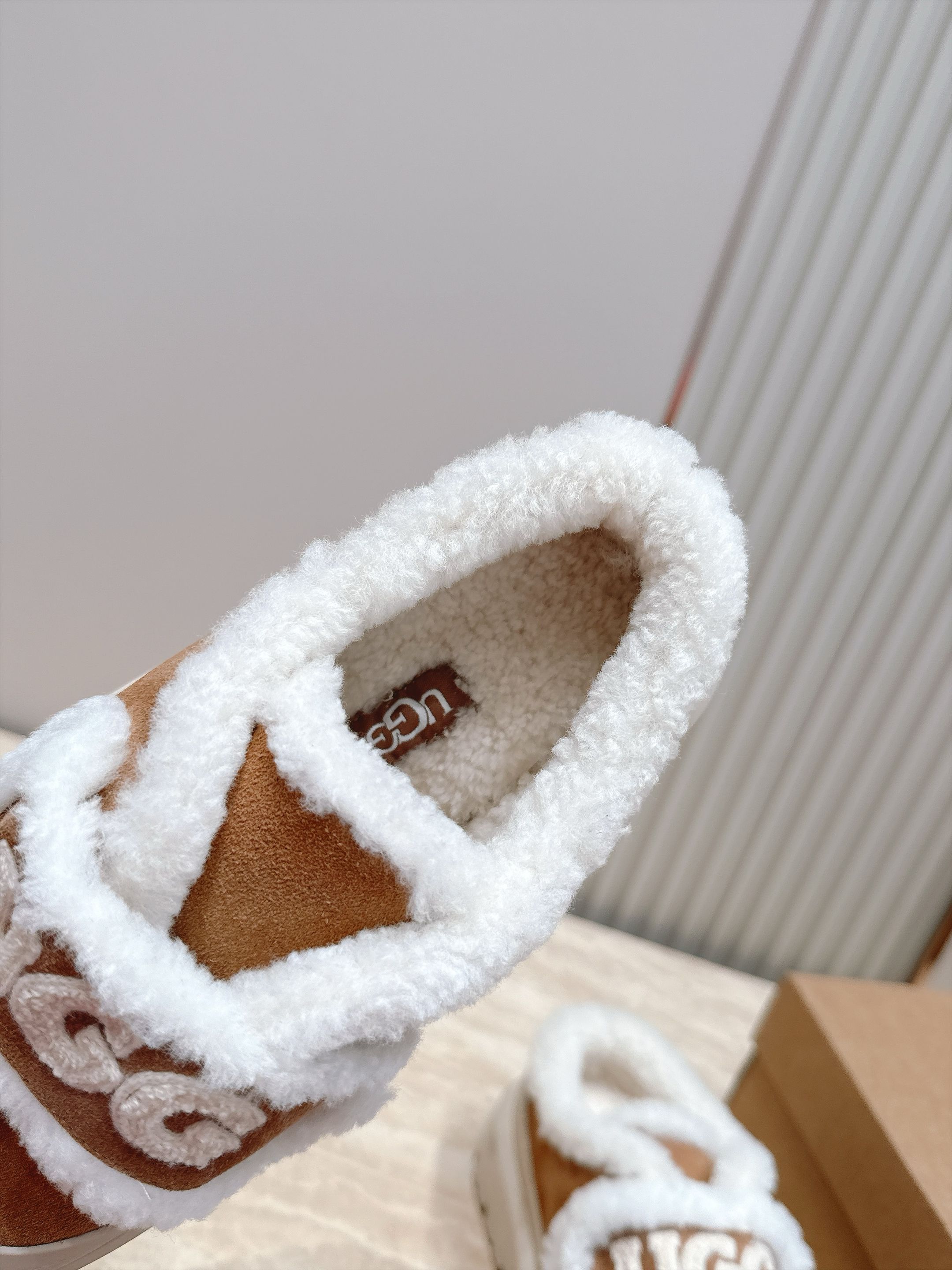 UGG~秋冬新款毛毛鞋 一款不会撞衫的鞋子、简约的隔板设计➕上斑点的大底、鞋面真丝卷毛、秋冬季必备款、无论什么裤子裙子都 UGG~秋冬新款毛毛鞋 一款不会撞衫的鞋子、简约的隔板设计➕上斑点的大底、鞋面真丝卷毛、秋冬季必备款、无论什么裤子裙子都