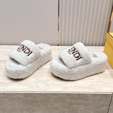 Fendi芬迪2026vs最新圆头电绣厚底毛拖 可爱俏皮时尚,舒适度、包裹性都比较好。个性十足,很好驾驭各种风格衣服搭 Fendi芬迪2026vs最新圆头电绣厚底毛拖 可爱俏皮时尚,舒适度、包裹性都比较好。个性十足,很好驾驭各种风格衣服搭