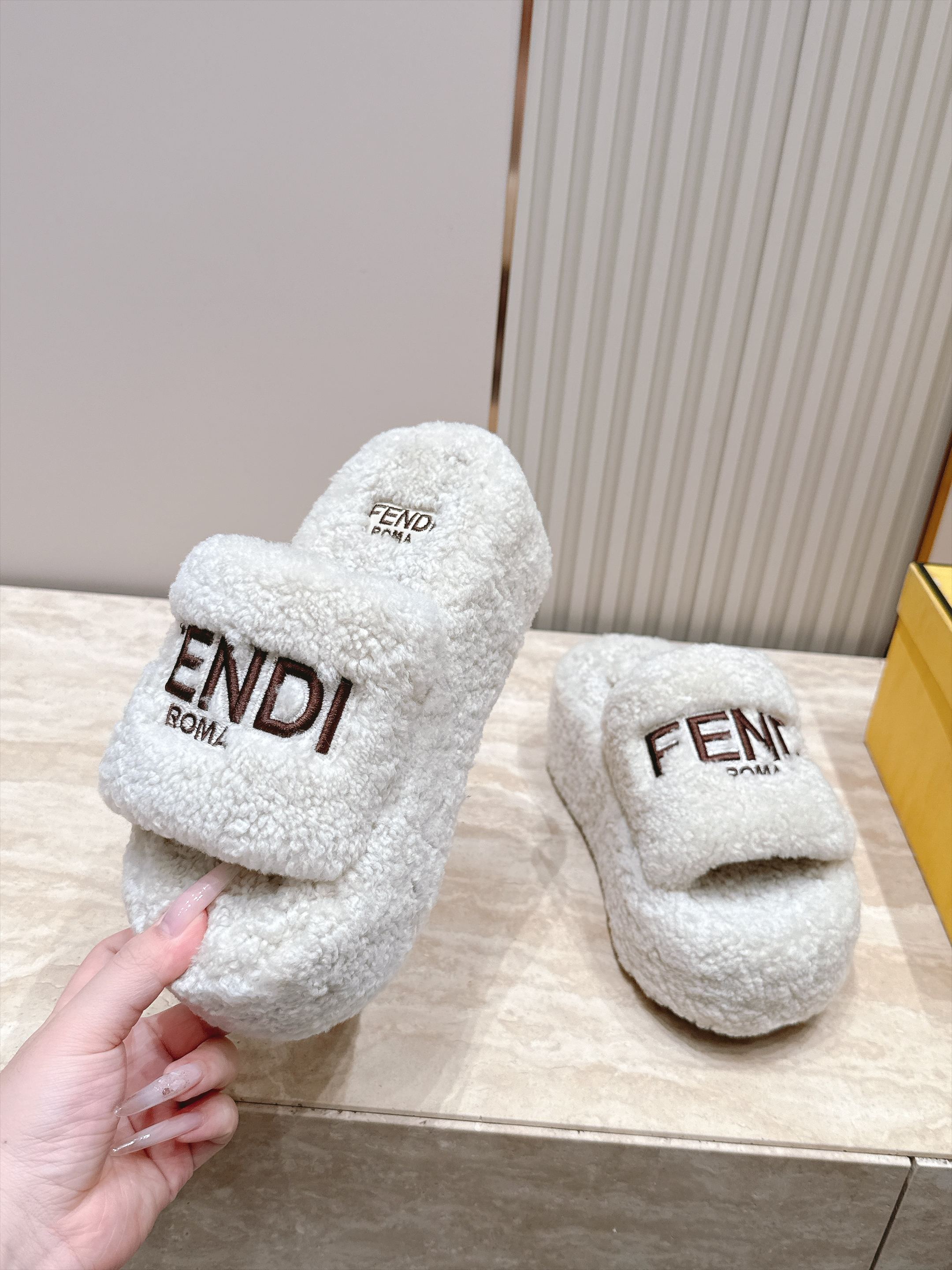 Fendi芬迪2026vs最新圆头电绣厚底毛拖 可爱俏皮时尚,舒适度、包裹性都比较好。个性十足,很好驾驭各种风格衣服搭 Fendi芬迪2026vs最新圆头电绣厚底毛拖 可爱俏皮时尚,舒适度、包裹性都比较好。个性十足,很好驾驭各种风格衣服搭