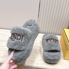 Fendi芬迪2026vs最新圆头电绣厚底毛拖 可爱俏皮时尚,舒适度、包裹性都比较好。个性十足,很好驾驭各种风格衣服搭 Fendi芬迪2026vs最新圆头电绣厚底毛拖 可爱俏皮时尚,舒适度、包裹性都比较好。个性十足,很好驾驭各种风格衣服搭