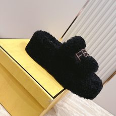 Fendi芬迪2026vs最新圆头电绣厚底毛拖 可爱俏皮时尚,舒适度、包裹性都比较好。个性十足,很好驾驭各种风格衣服搭 Fendi芬迪2026vs最新圆头电绣厚底毛拖 可爱俏皮时尚,舒适度、包裹性都比较好。个性十足,很好驾驭各种风格衣服搭