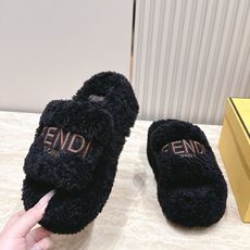 Fendi芬迪2026vs最新圆头电绣厚底毛拖 可爱俏皮时尚,舒适度、包裹性都比较好。个性十足,很好驾驭各种风格衣服搭 Fendi芬迪2026vs最新圆头电绣厚底毛拖 可爱俏皮时尚,舒适度、包裹性都比较好。个性十足,很好驾驭各种风格衣服搭