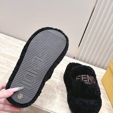 Fendi芬迪2026vs最新圆头电绣厚底毛拖 可爱俏皮时尚,舒适度、包裹性都比较好。个性十足,很好驾驭各种风格衣服搭 Fendi芬迪2026vs最新圆头电绣厚底毛拖 可爱俏皮时尚,舒适度、包裹性都比较好。个性十足,很好驾驭各种风格衣服搭