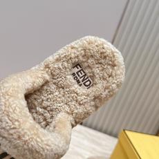 Fendi芬迪2026vs最新圆头电绣厚底毛拖 可爱俏皮时尚,舒适度、包裹性都比较好。个性十足,很好驾驭各种风格衣服搭 Fendi芬迪2026vs最新圆头电绣厚底毛拖 可爱俏皮时尚,舒适度、包裹性都比较好。个性十足,很好驾驭各种风格衣服搭