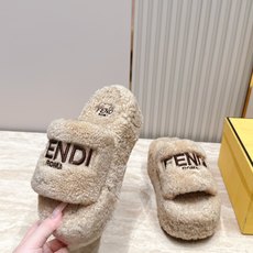 Fendi芬迪2026vs最新圆头电绣厚底毛拖 可爱俏皮时尚,舒适度、包裹性都比较好。个性十足,很好驾驭各种风格衣服搭 Fendi芬迪2026vs最新圆头电绣厚底毛拖 可爱俏皮时尚,舒适度、包裹性都比较好。个性十足,很好驾驭各种风格衣服搭
