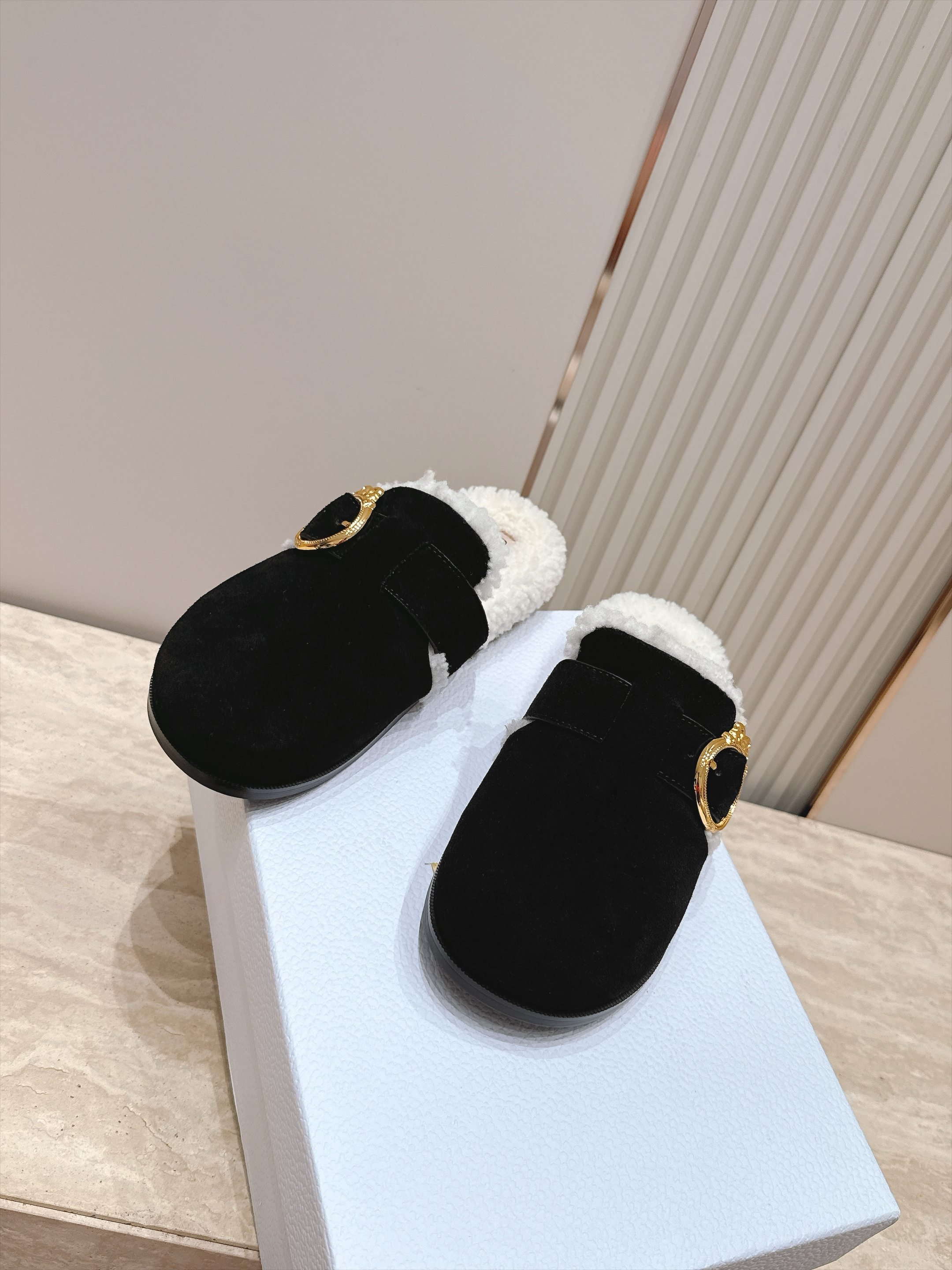 羊毛款   Dior 迪奥 秋冬休闲圆头羊毛穆勒半拖 各大明星网红纷纷种草的一款美鞋、顶版搭配单品里就是毫不费力的时髦穿