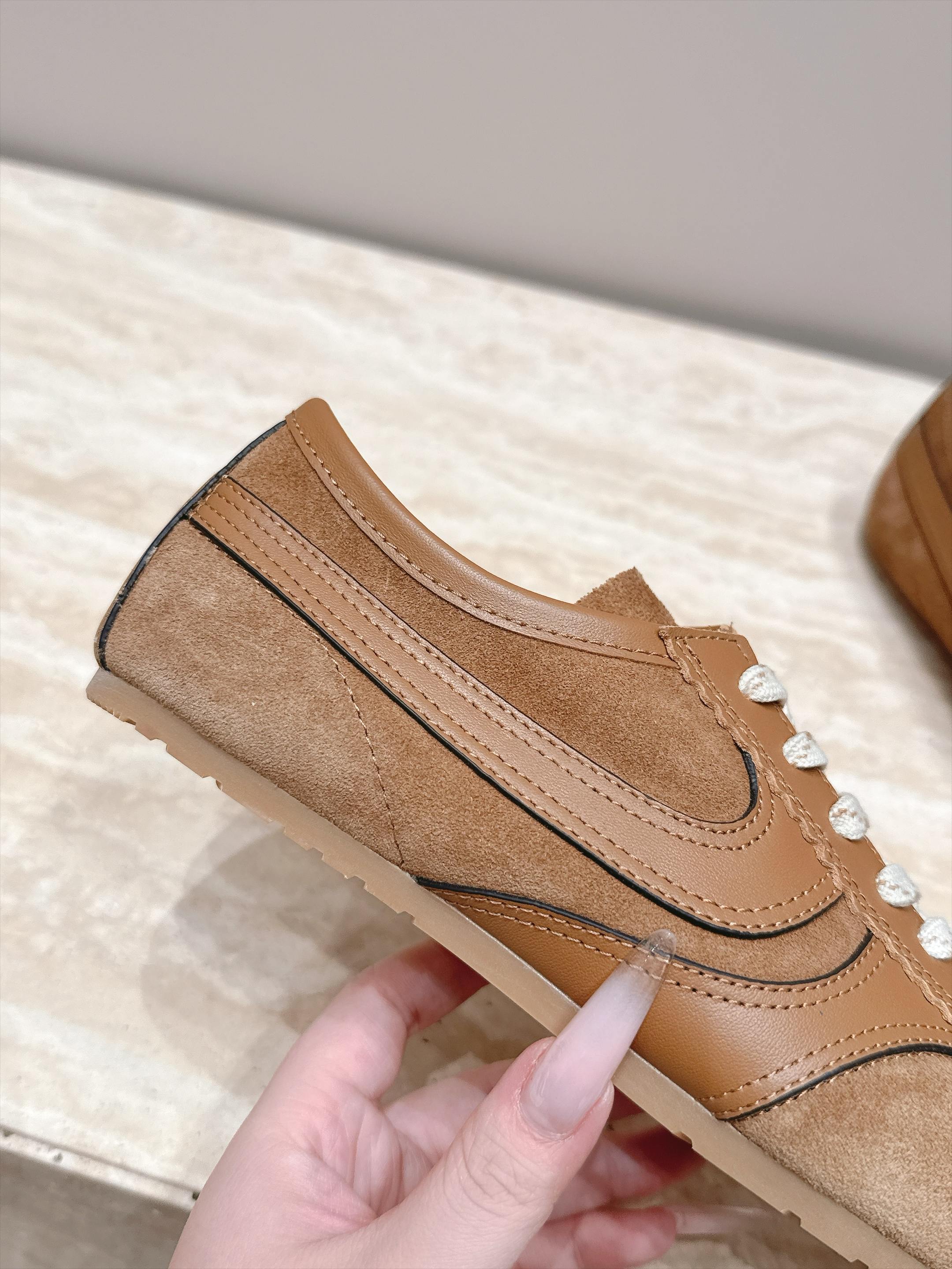 Dries Van Noten 26新色 阿甘鞋 德训运动鞋 高级煅面,皮面拼接打造,灵感来自复古,全新演绎经典,轻便 Dries Van Noten 26新色 阿甘鞋 德训运动鞋 高级煅面,皮面拼接打造,灵感来自复古,全新演绎经典,轻便