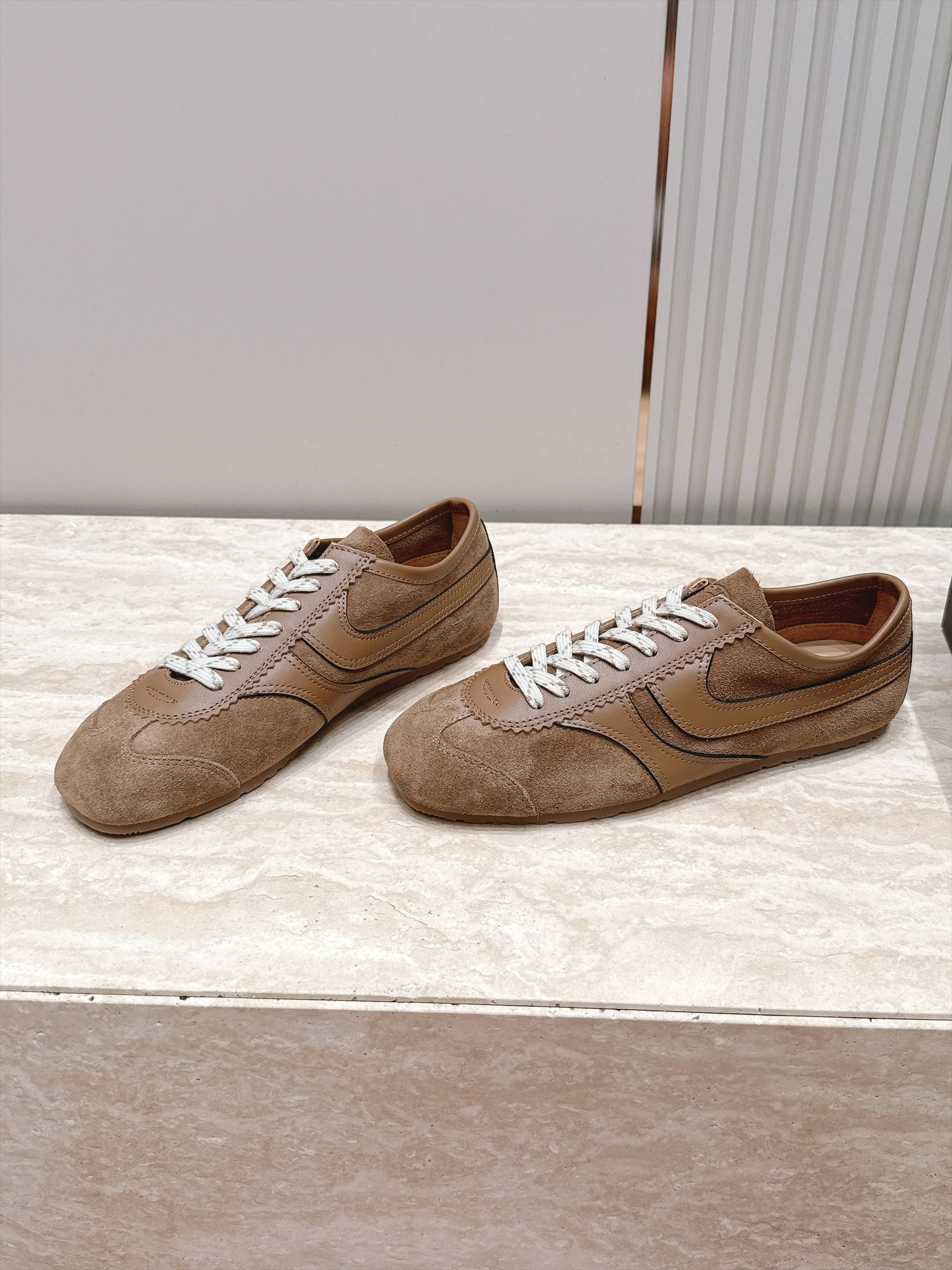 Dries Van Noten 26新色 阿甘鞋 德训运动鞋 高级煅面,皮面拼接打造,灵感来自复古,全新演绎经典,轻便 Dries Van Noten 26新色 阿甘鞋 德训运动鞋 高级煅面,皮面拼接打造,灵感来自复古,全新演绎经典,轻便