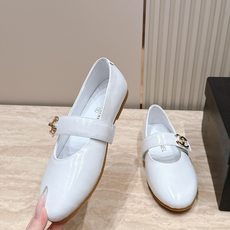 CHANEL 香奈儿26K新品双C平底玛丽珍鞋单鞋 法式复古氛围感拉满 亮泽金属扣精致夺目 圆头版型超显脚瘦 一字带衬得 CHANEL 香奈儿26K新品双C平底玛丽珍鞋单鞋 法式复古氛围感拉满 亮泽金属扣精致夺目 圆头版型超显脚瘦 一字带衬得