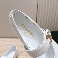 CHANEL 香奈儿26K新品双C平底玛丽珍鞋单鞋 法式复古氛围感拉满 亮泽金属扣精致夺目 圆头版型超显脚瘦 一字带衬得 CHANEL 香奈儿26K新品双C平底玛丽珍鞋单鞋 法式复古氛围感拉满 亮泽金属扣精致夺目 圆头版型超显脚瘦 一字带衬得
