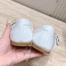 CHANEL 香奈儿26K新品双C平底玛丽珍鞋单鞋 法式复古氛围感拉满 亮泽金属扣精致夺目 圆头版型超显脚瘦 一字带衬得 CHANEL 香奈儿26K新品双C平底玛丽珍鞋单鞋 法式复古氛围感拉满 亮泽金属扣精致夺目 圆头版型超显脚瘦 一字带衬得