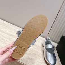 CHANEL 香奈儿26K新品双C平底玛丽珍鞋单鞋 法式复古氛围感拉满 亮泽金属扣精致夺目 圆头版型超显脚瘦 一字带衬得 CHANEL 香奈儿26K新品双C平底玛丽珍鞋单鞋 法式复古氛围感拉满 亮泽金属扣精致夺目 圆头版型超显脚瘦 一字带衬得