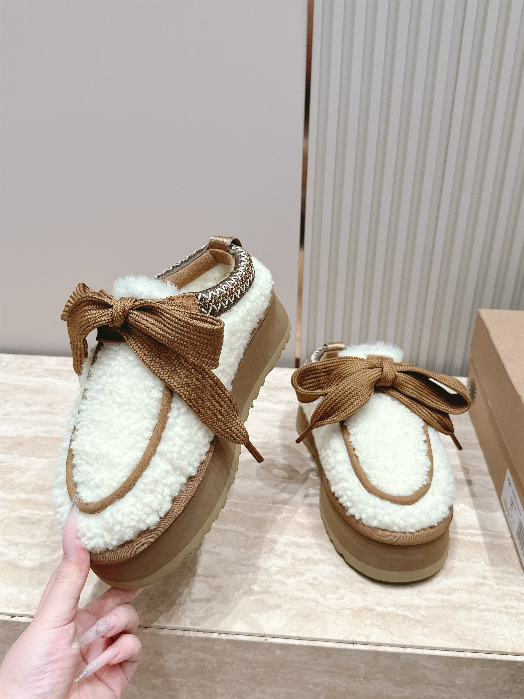 Ugg 26 秋冬新款系列——塔茨蝴蝶结便鞋 经典毛茸短靴,懒人一聊蹬 舒适利落,时髦温暖 轻盈厚薄底设计,不费力**厚 Ugg 26 秋冬新款系列——塔茨蝴蝶结便鞋 经典毛茸短靴,懒人一聊蹬 舒适利落,时髦温暖 轻盈厚薄底设计,不费力**厚