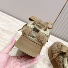 Ugg 26 秋冬新款系列——塔茨蝴蝶结便鞋 经典毛茸短靴,懒人一聊蹬 舒适利落,时髦温暖 轻盈厚薄底设计,不费力**厚 Ugg 26 秋冬新款系列——塔茨蝴蝶结便鞋 经典毛茸短靴,懒人一聊蹬 舒适利落,时髦温暖 轻盈厚薄底设计,不费力**厚