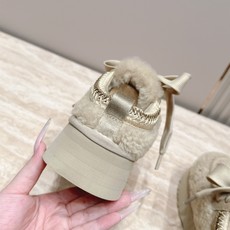 Ugg 26 秋冬新款系列——塔茨蝴蝶结便鞋 经典毛茸短靴,懒人一聊蹬 舒适利落,时髦温暖 轻盈厚薄底设计,不费力**厚 Ugg 26 秋冬新款系列——塔茨蝴蝶结便鞋 经典毛茸短靴,懒人一聊蹬 舒适利落,时髦温暖 轻盈厚薄底设计,不费力**厚