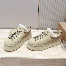 UGG 26秋冬新款系列——挂饰毛毛系带便鞋 曲奇饼干鞋🍪 一脚蹬版型,不用费劲穿鞋,日常太方便 鞋边民族风编织工艺,搭 UGG 26秋冬新款系列——挂饰毛毛系带便鞋 曲奇饼干鞋🍪 一脚蹬版型,不用费劲穿鞋,日常太方便 鞋边民族风编织工艺,搭
