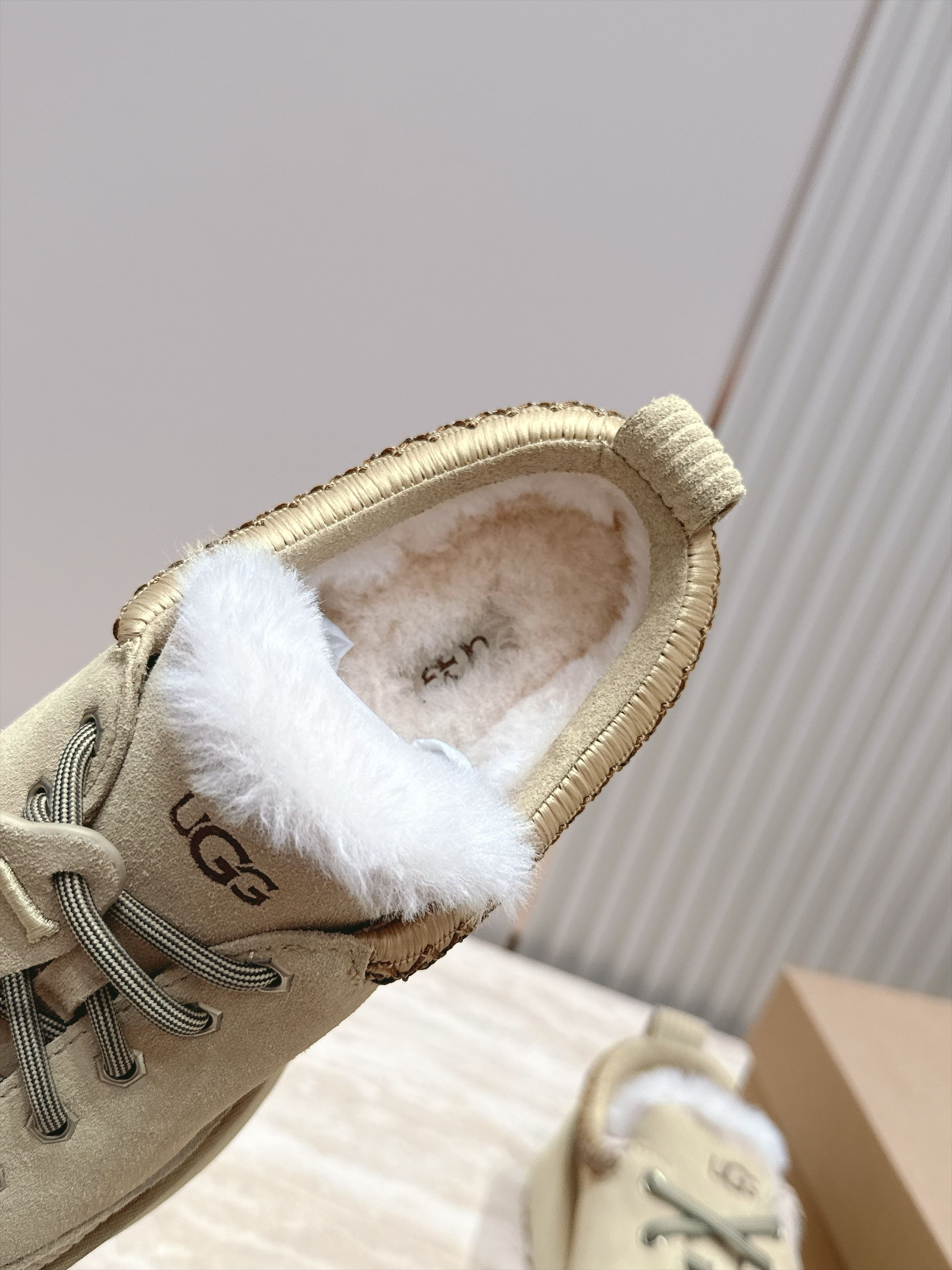 UGG 26秋冬新款系列——挂饰毛毛系带便鞋 曲奇饼干鞋🍪 一脚蹬版型,不用费劲穿鞋,日常太方便 鞋边民族风编织工艺,搭 UGG 26秋冬新款系列——挂饰毛毛系带便鞋 曲奇饼干鞋🍪 一脚蹬版型,不用费劲穿鞋,日常太方便 鞋边民族风编织工艺,搭