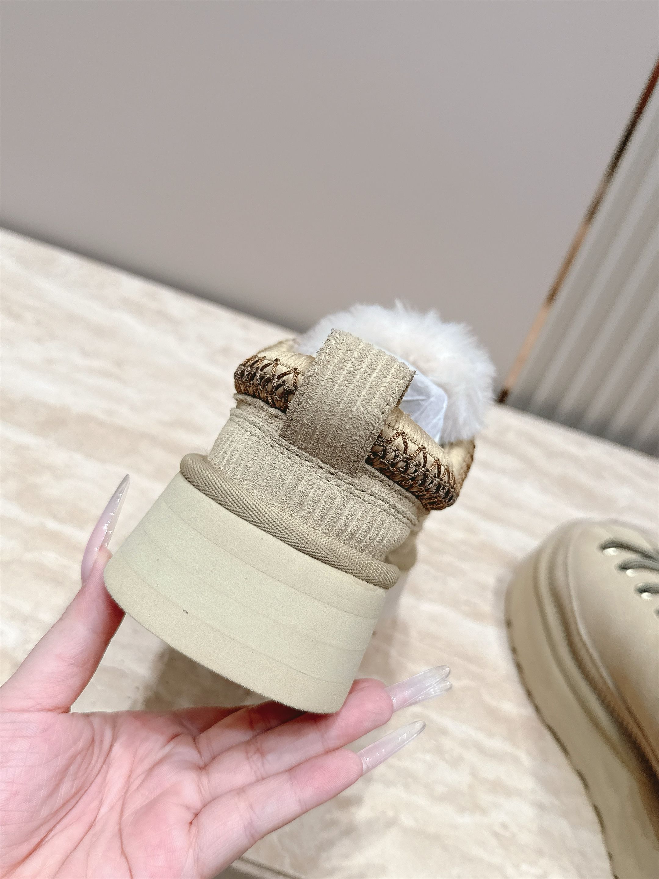 UGG 26秋冬新款系列——挂饰毛毛系带便鞋 曲奇饼干鞋🍪 一脚蹬版型,不用费劲穿鞋,日常太方便 鞋边民族风编织工艺,搭 UGG 26秋冬新款系列——挂饰毛毛系带便鞋 曲奇饼干鞋🍪 一脚蹬版型,不用费劲穿鞋,日常太方便 鞋边民族风编织工艺,搭