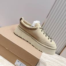UGG 26秋冬新款系列——挂饰毛毛系带便鞋 曲奇饼干鞋🍪 一脚蹬版型,不用费劲穿鞋,日常太方便 鞋边民族风编织工艺,搭 UGG 26秋冬新款系列——挂饰毛毛系带便鞋 曲奇饼干鞋🍪 一脚蹬版型,不用费劲穿鞋,日常太方便 鞋边民族风编织工艺,搭