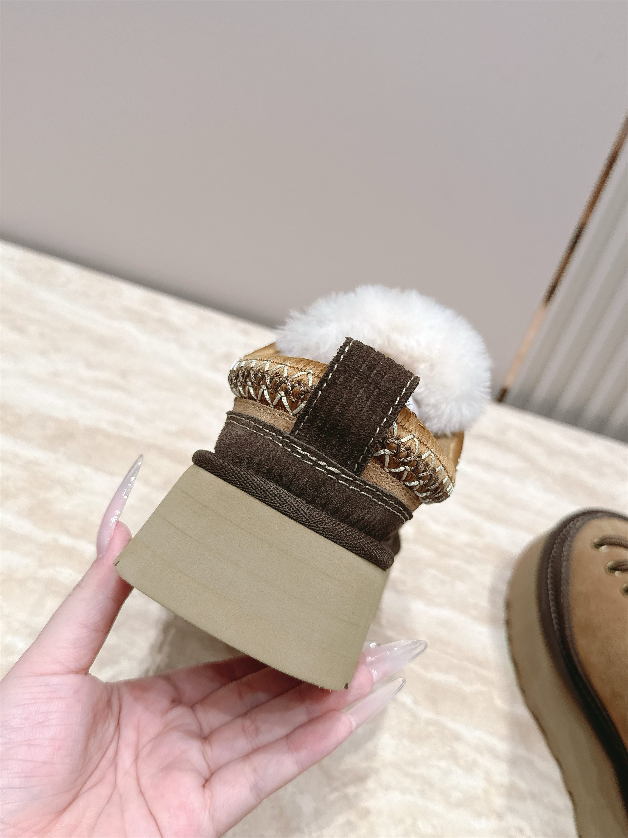 UGG 26秋冬新款系列——挂饰毛毛系带便鞋 曲奇饼干鞋🍪 一脚蹬版型,不用费劲穿鞋,日常太方便 鞋边民族风编织工艺,搭 UGG 26秋冬新款系列——挂饰毛毛系带便鞋 曲奇饼干鞋🍪 一脚蹬版型,不用费劲穿鞋,日常太方便 鞋边民族风编织工艺,搭