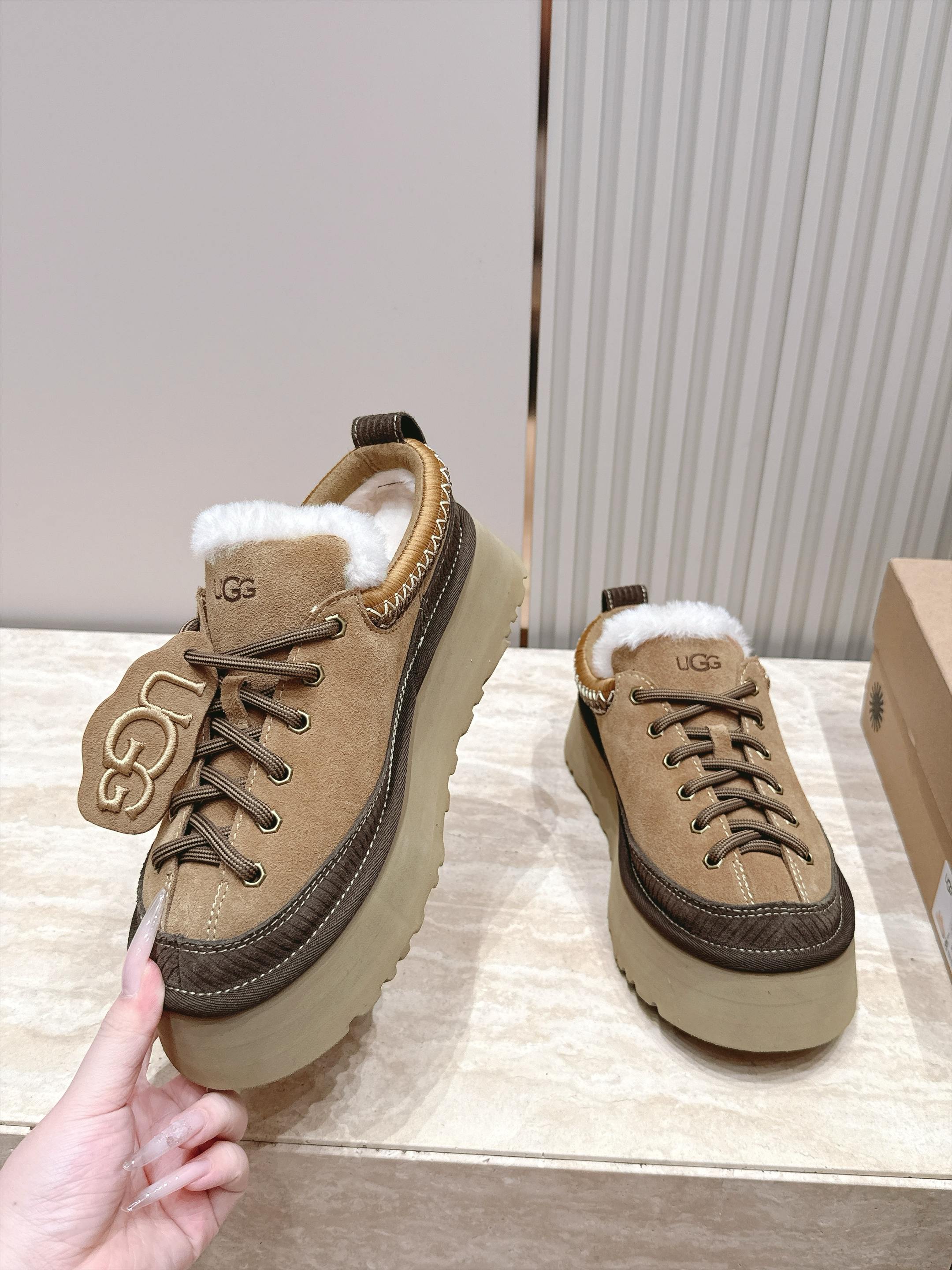 UGG 26秋冬新款系列——挂饰毛毛系带便鞋 曲奇饼干鞋🍪 一脚蹬版型,不用费劲穿鞋,日常太方便 鞋边民族风编织工艺,搭 UGG 26秋冬新款系列——挂饰毛毛系带便鞋 曲奇饼干鞋🍪 一脚蹬版型,不用费劲穿鞋,日常太方便 鞋边民族风编织工艺,搭
