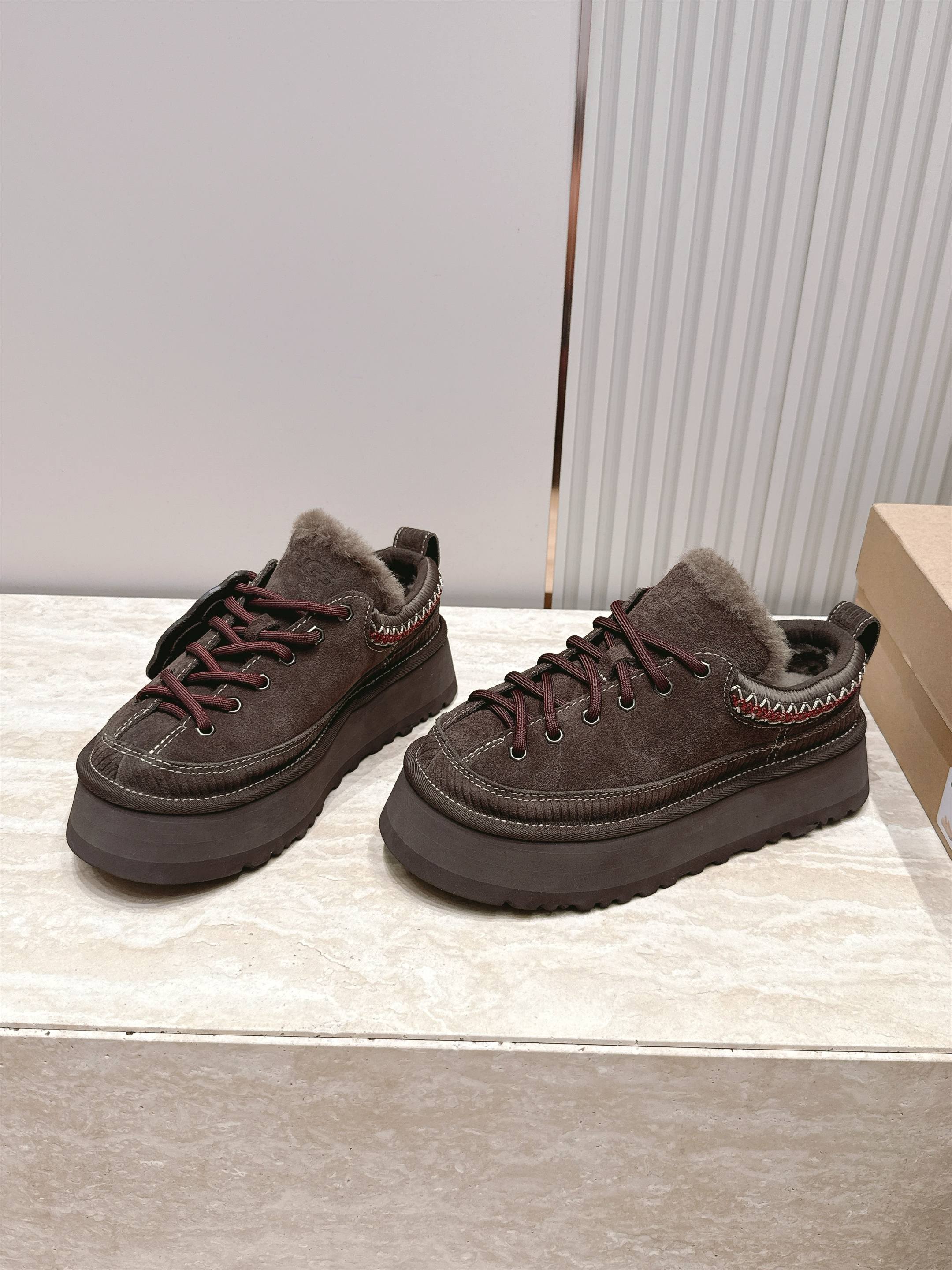 UGG 26秋冬新款系列——挂饰毛毛系带便鞋 曲奇饼干鞋🍪 一脚蹬版型,不用费劲穿鞋,日常太方便 鞋边民族风编织工艺,搭 UGG 26秋冬新款系列——挂饰毛毛系带便鞋 曲奇饼干鞋🍪 一脚蹬版型,不用费劲穿鞋,日常太方便 鞋边民族风编织工艺,搭