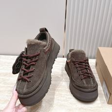 UGG 26秋冬新款系列——挂饰毛毛系带便鞋 曲奇饼干鞋🍪 一脚蹬版型,不用费劲穿鞋,日常太方便 鞋边民族风编织工艺,搭 UGG 26秋冬新款系列——挂饰毛毛系带便鞋 曲奇饼干鞋🍪 一脚蹬版型,不用费劲穿鞋,日常太方便 鞋边民族风编织工艺,搭