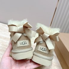 UGG 26s 秋冬新款系列-- 凌乱感毛流感后跟蝴蝶结雪地靴 像一只刚在雪地里打过滚的毛绒兔子——鞋内里毛流感不是修剪 UGG 26s 秋冬新款系列-- 凌乱感毛流感后跟蝴蝶结雪地靴 像一只刚在雪地里打过滚的毛绒兔子——鞋内里毛流感不是修剪
