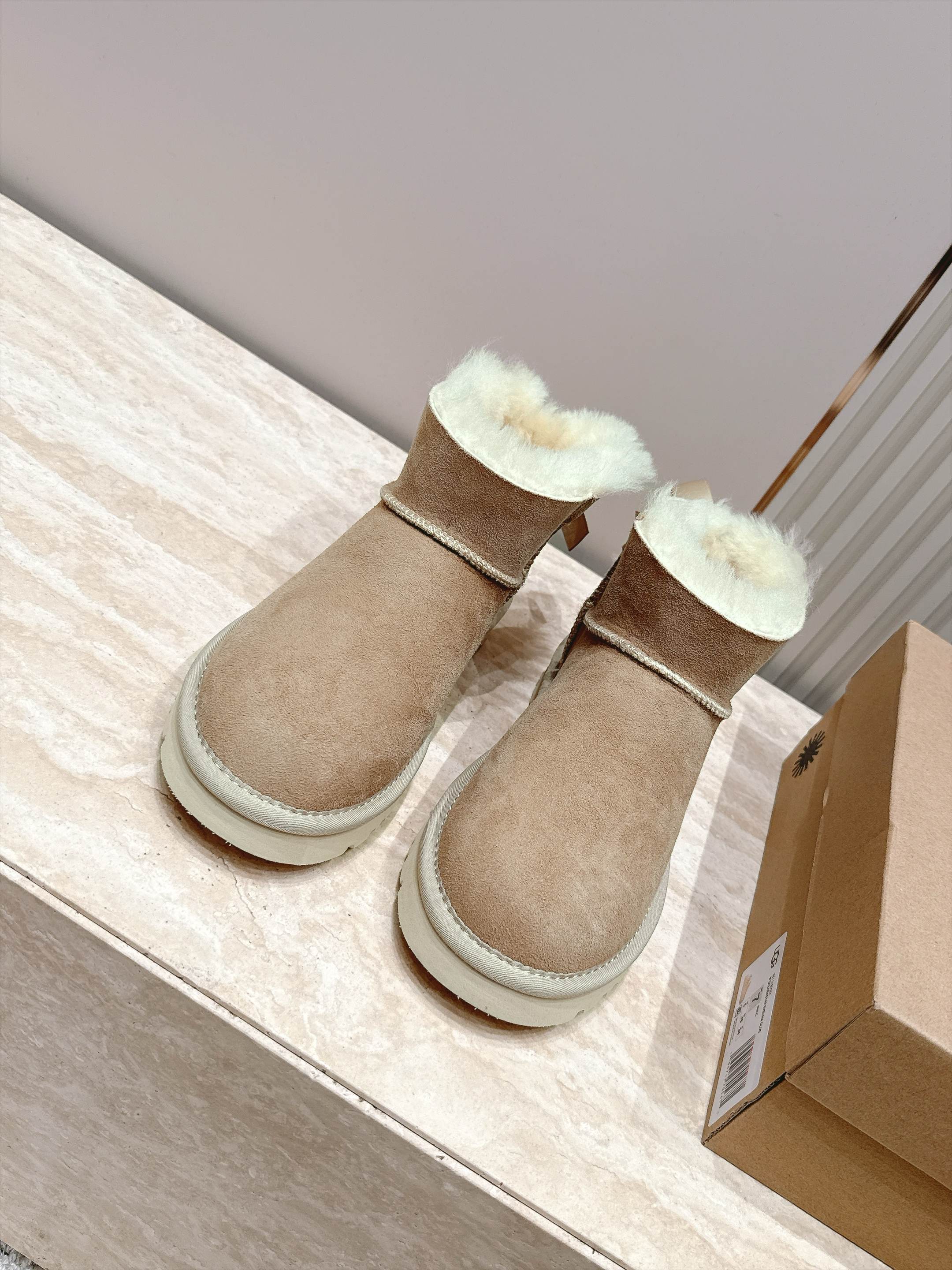 UGG 26s 秋冬新款系列-- 凌乱感毛流感后跟蝴蝶结雪地靴 像一只刚在雪地里打过滚的毛绒兔子——鞋内里毛流感不是修剪 UGG 26s 秋冬新款系列-- 凌乱感毛流感后跟蝴蝶结雪地靴 像一只刚在雪地里打过滚的毛绒兔子——鞋内里毛流感不是修剪