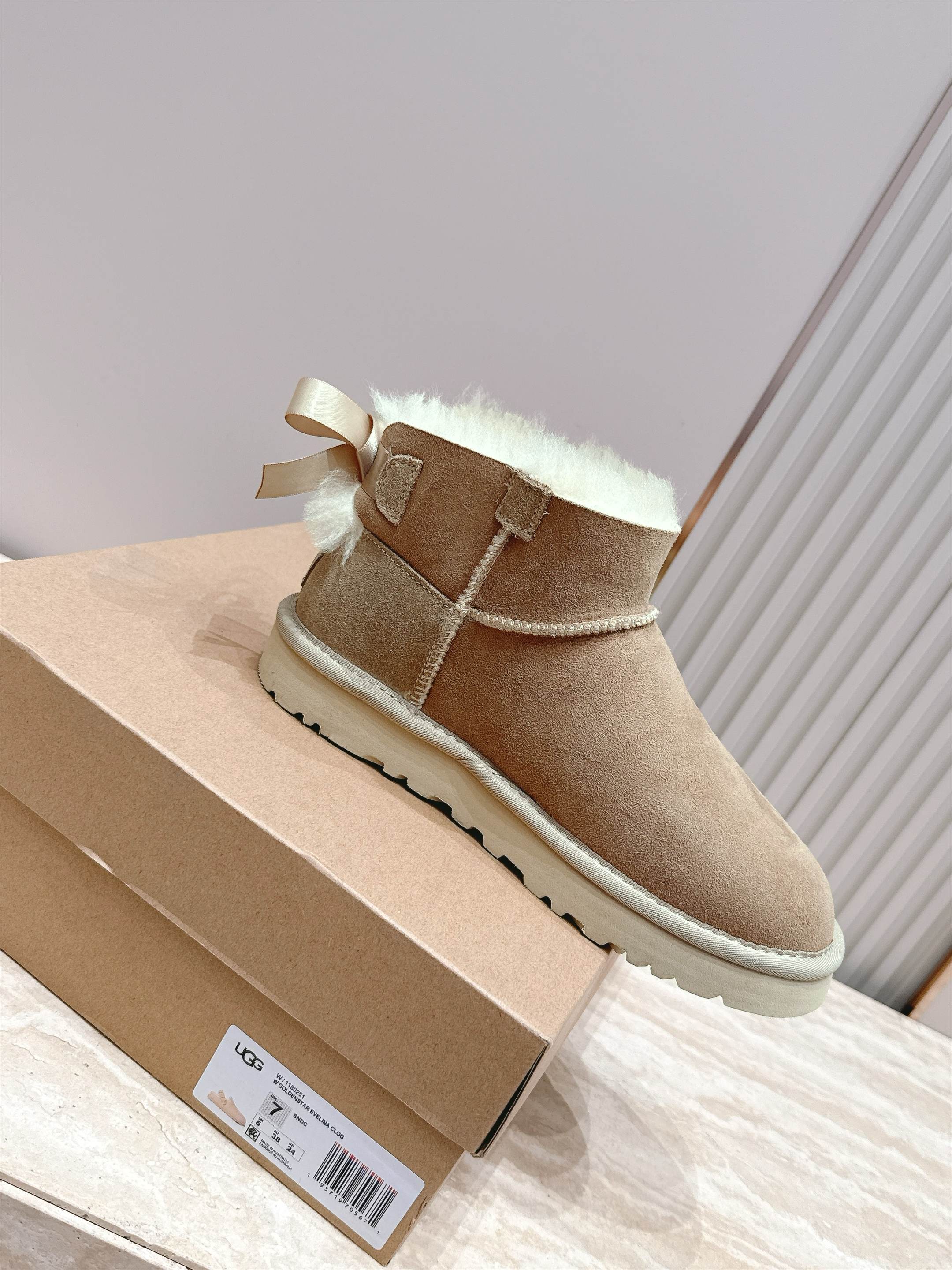 UGG 26s 秋冬新款系列-- 凌乱感毛流感后跟蝴蝶结雪地靴 像一只刚在雪地里打过滚的毛绒兔子——鞋内里毛流感不是修剪 UGG 26s 秋冬新款系列-- 凌乱感毛流感后跟蝴蝶结雪地靴 像一只刚在雪地里打过滚的毛绒兔子——鞋内里毛流感不是修剪