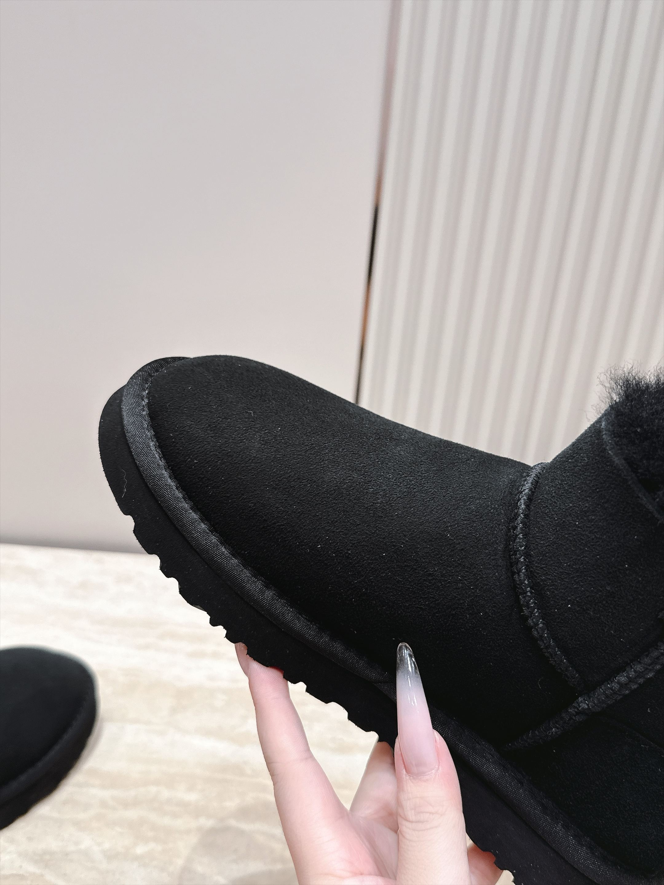UGG 26s 秋冬新款系列-- 凌乱感毛流感后跟蝴蝶结雪地靴 像一只刚在雪地里打过滚的毛绒兔子——鞋内里毛流感不是修剪 UGG 26s 秋冬新款系列-- 凌乱感毛流感后跟蝴蝶结雪地靴 像一只刚在雪地里打过滚的毛绒兔子——鞋内里毛流感不是修剪