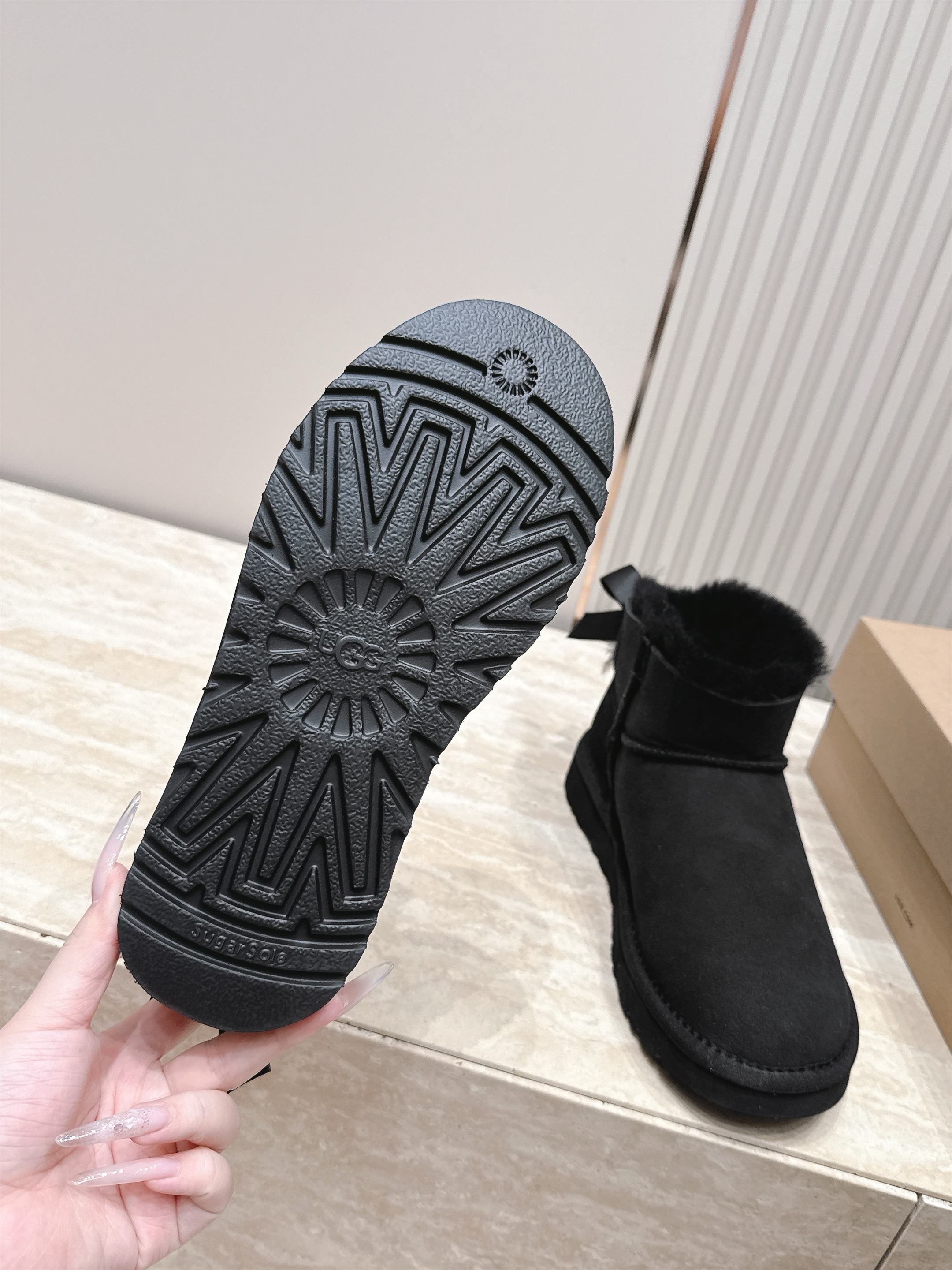 UGG 26s 秋冬新款系列-- 凌乱感毛流感后跟蝴蝶结雪地靴 像一只刚在雪地里打过滚的毛绒兔子——鞋内里毛流感不是修剪 UGG 26s 秋冬新款系列-- 凌乱感毛流感后跟蝴蝶结雪地靴 像一只刚在雪地里打过滚的毛绒兔子——鞋内里毛流感不是修剪