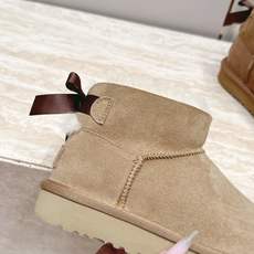 UGG 26s 秋冬新款系列-- 凌乱感毛流感后跟蝴蝶结雪地靴 像一只刚在雪地里打过滚的毛绒兔子——鞋内里毛流感不是修剪 UGG 26s 秋冬新款系列-- 凌乱感毛流感后跟蝴蝶结雪地靴 像一只刚在雪地里打过滚的毛绒兔子——鞋内里毛流感不是修剪