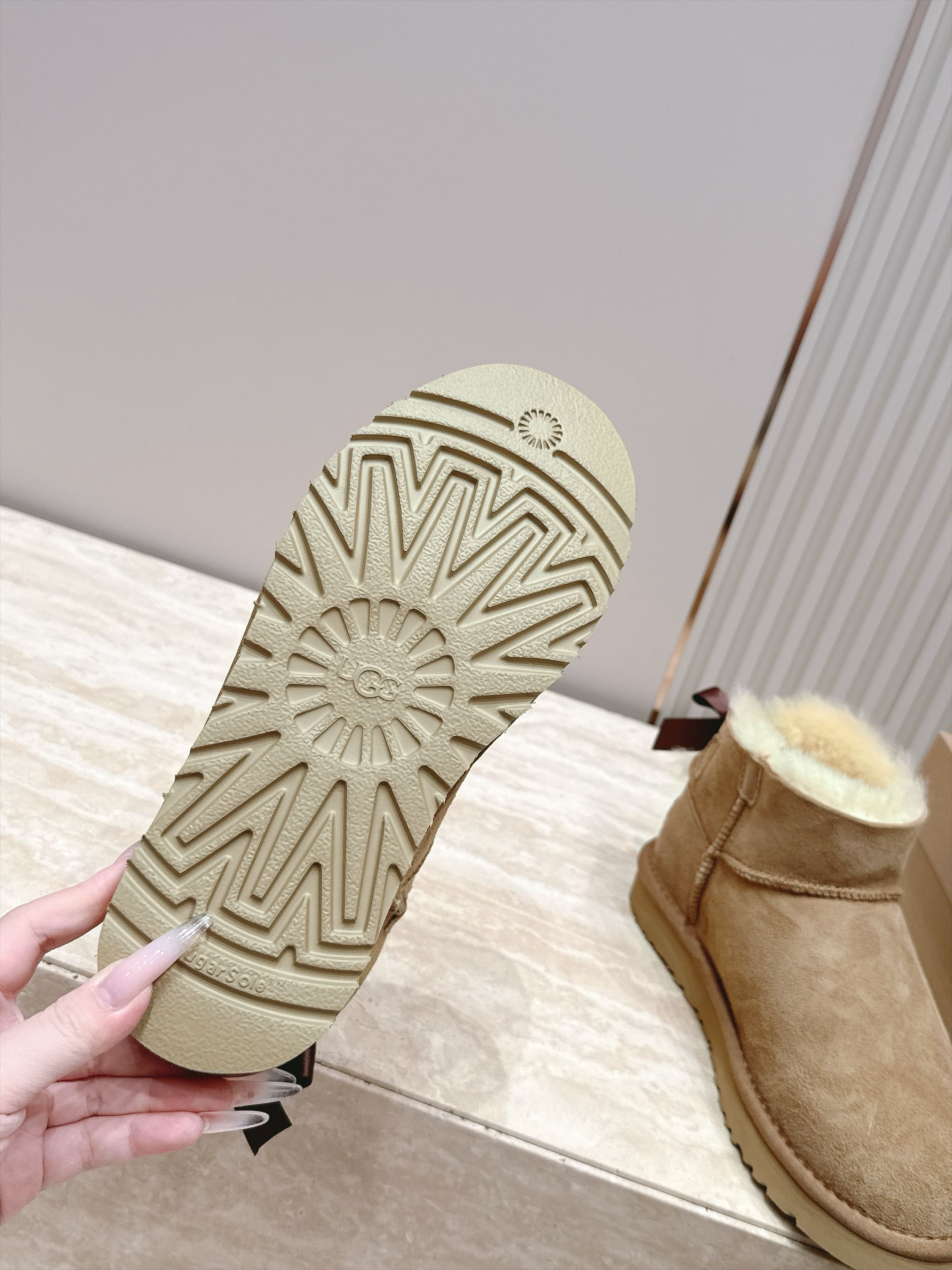 UGG 26s 秋冬新款系列-- 凌乱感毛流感后跟蝴蝶结雪地靴 像一只刚在雪地里打过滚的毛绒兔子——鞋内里毛流感不是修剪 UGG 26s 秋冬新款系列-- 凌乱感毛流感后跟蝴蝶结雪地靴 像一只刚在雪地里打过滚的毛绒兔子——鞋内里毛流感不是修剪