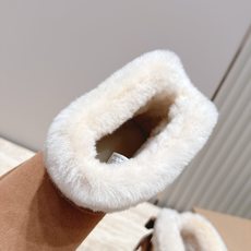 UGG·26s 秋冬新款系列—— 圆头厚款毛绒绒后跟蝴蝶结雪地靴 鞋身圆钝饱满,厚底像一块被压实的新雪托住整只脚,而毛绒 UGG·26s 秋冬新款系列—— 圆头厚款毛绒绒后跟蝴蝶结雪地靴 鞋身圆钝饱满,厚底像一块被压实的新雪托住整只脚,而毛绒