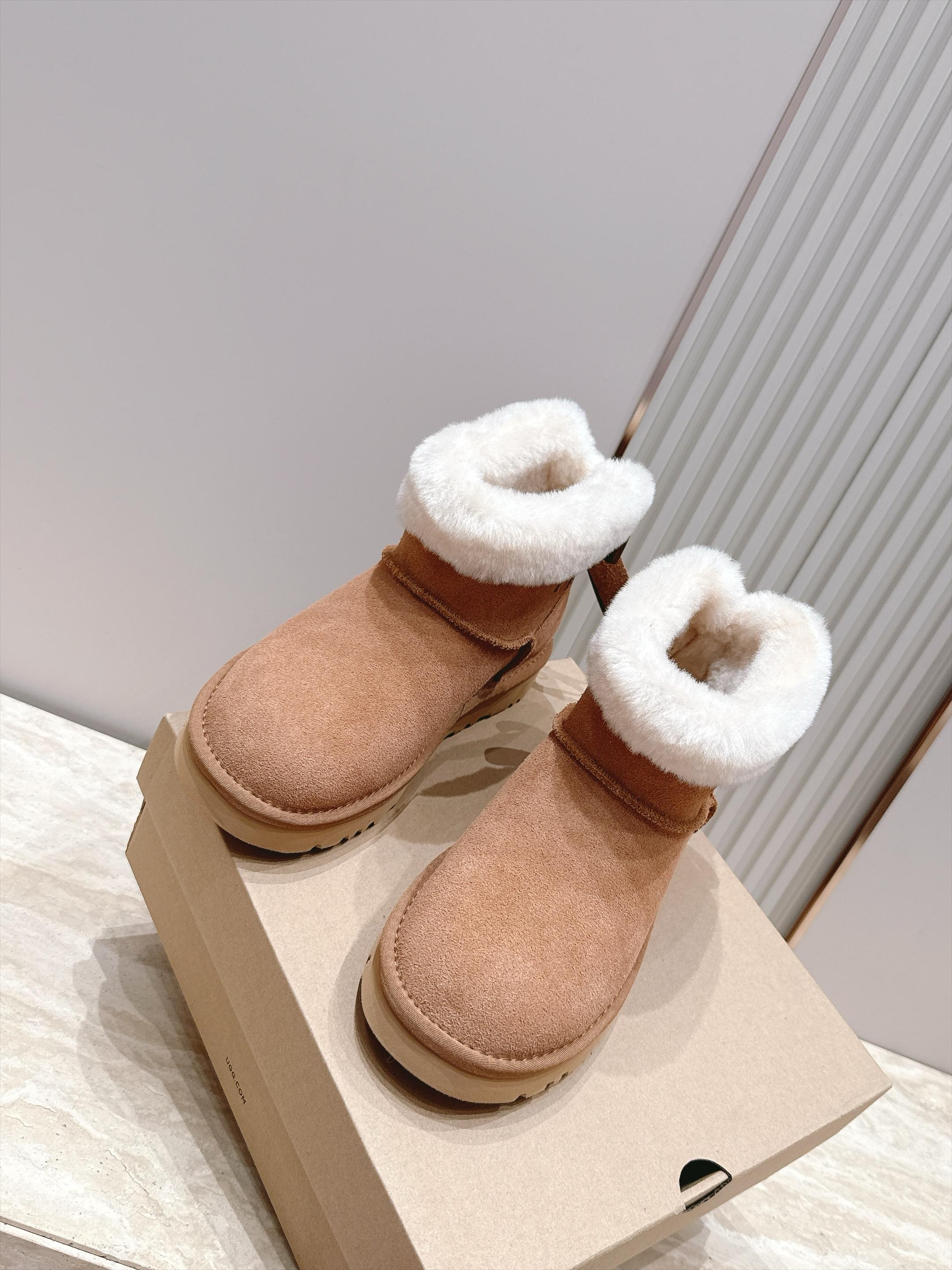UGG·26s 秋冬新款系列—— 圆头厚款毛绒绒后跟蝴蝶结雪地靴 鞋身圆钝饱满,厚底像一块被压实的新雪托住整只脚,而毛绒 UGG·26s 秋冬新款系列—— 圆头厚款毛绒绒后跟蝴蝶结雪地靴 鞋身圆钝饱满,厚底像一块被压实的新雪托住整只脚,而毛绒