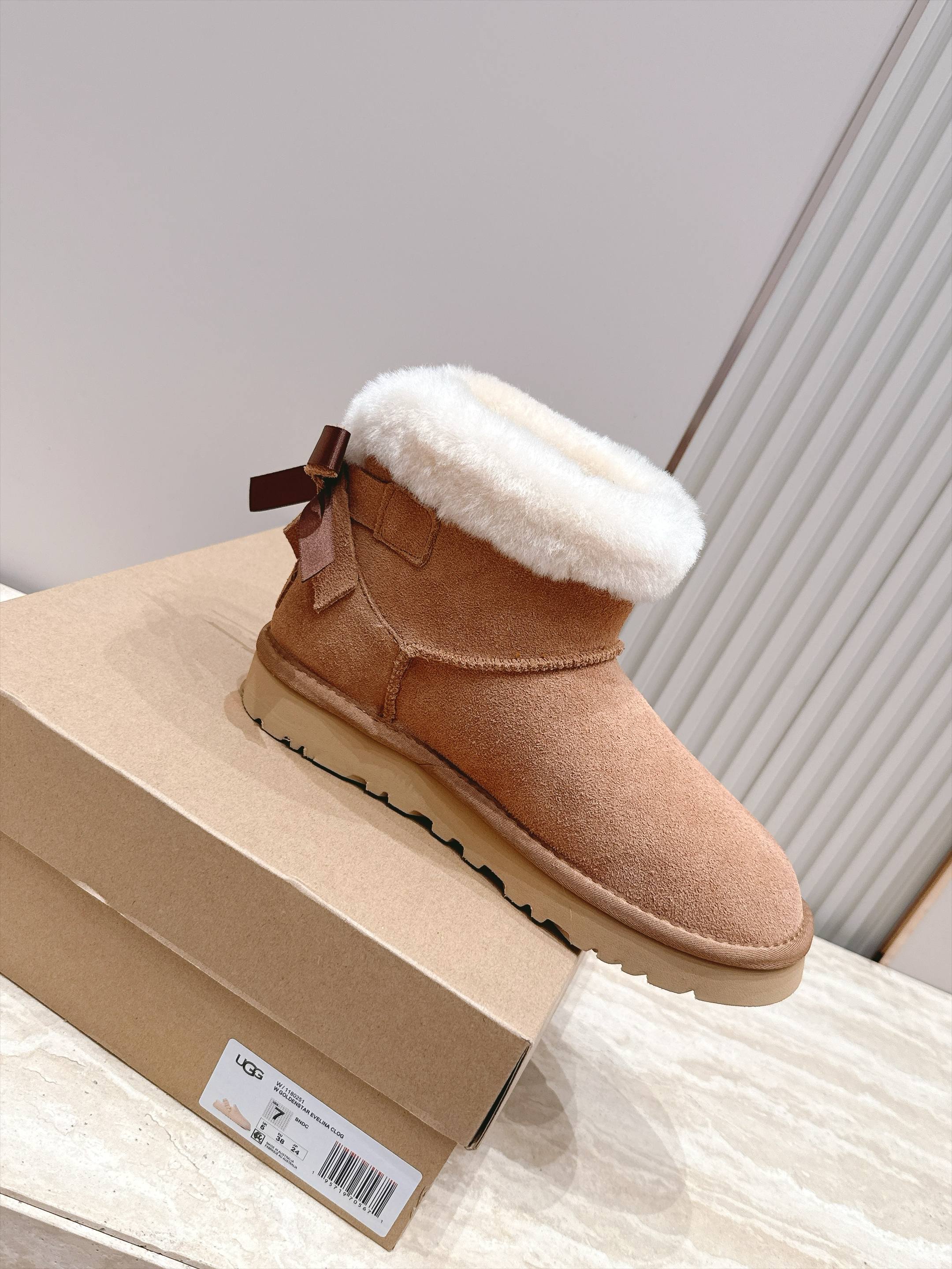 UGG·26s 秋冬新款系列—— 圆头厚款毛绒绒后跟蝴蝶结雪地靴 鞋身圆钝饱满,厚底像一块被压实的新雪托住整只脚,而毛绒 UGG·26s 秋冬新款系列—— 圆头厚款毛绒绒后跟蝴蝶结雪地靴 鞋身圆钝饱满,厚底像一块被压实的新雪托住整只脚,而毛绒