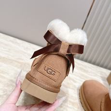 UGG·26s 秋冬新款系列—— 圆头厚款毛绒绒后跟蝴蝶结雪地靴 鞋身圆钝饱满,厚底像一块被压实的新雪托住整只脚,而毛绒 UGG·26s 秋冬新款系列—— 圆头厚款毛绒绒后跟蝴蝶结雪地靴 鞋身圆钝饱满,厚底像一块被压实的新雪托住整只脚,而毛绒
