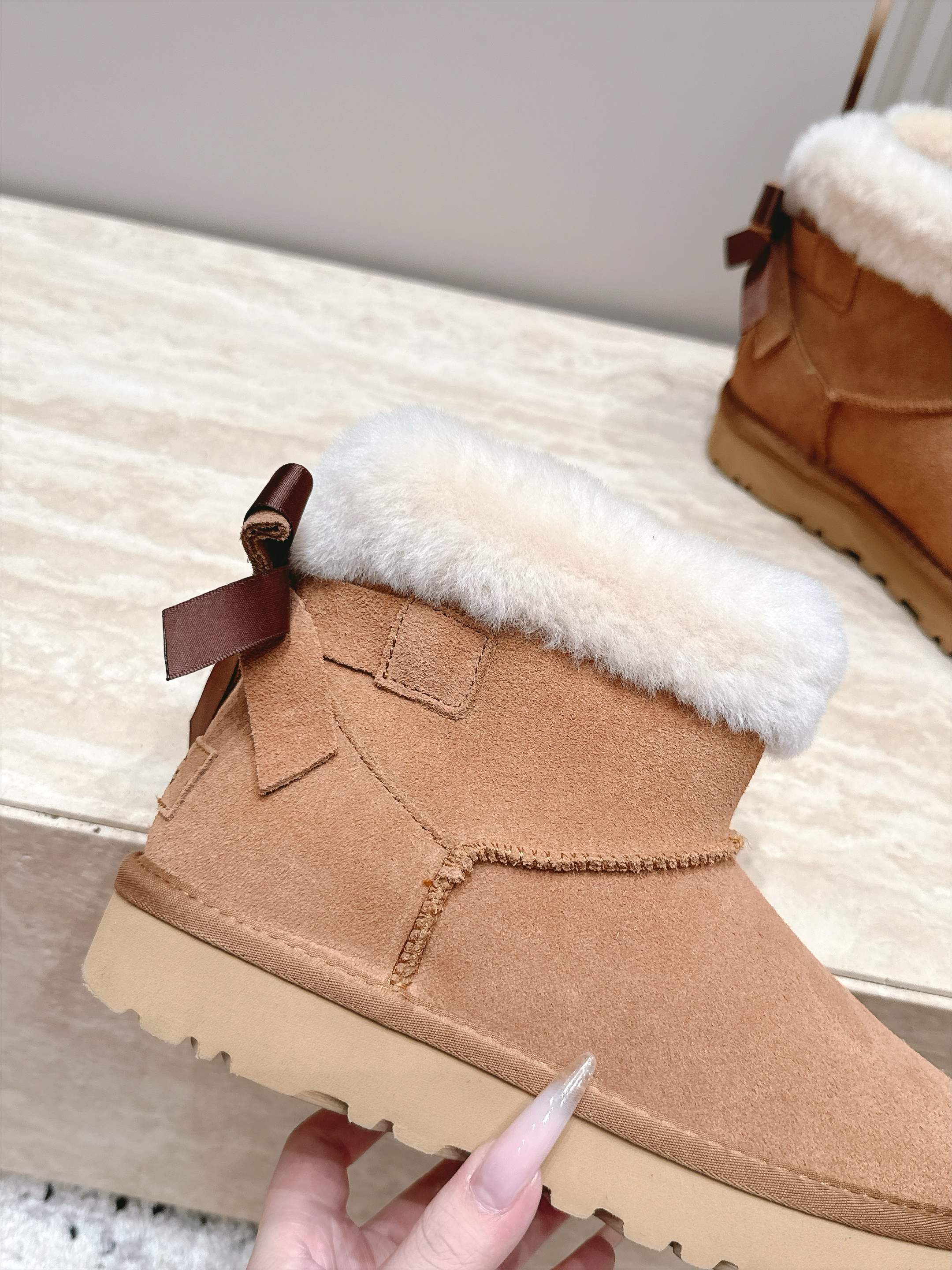 UGG·26s 秋冬新款系列—— 圆头厚款毛绒绒后跟蝴蝶结雪地靴 鞋身圆钝饱满,厚底像一块被压实的新雪托住整只脚,而毛绒 UGG·26s 秋冬新款系列—— 圆头厚款毛绒绒后跟蝴蝶结雪地靴 鞋身圆钝饱满,厚底像一块被压实的新雪托住整只脚,而毛绒