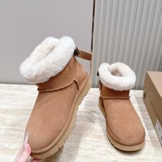 UGG·26s 秋冬新款系列—— 圆头厚款毛绒绒后跟蝴蝶结雪地靴 鞋身圆钝饱满,厚底像一块被压实的新雪托住整只脚,而毛绒 UGG·26s 秋冬新款系列—— 圆头厚款毛绒绒后跟蝴蝶结雪地靴 鞋身圆钝饱满,厚底像一块被压实的新雪托住整只脚,而毛绒