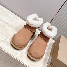 UGG·26s 秋冬新款系列—— 圆头厚款毛绒绒后跟蝴蝶结雪地靴 鞋身圆钝饱满,厚底像一块被压实的新雪托住整只脚,而毛绒 UGG·26s 秋冬新款系列—— 圆头厚款毛绒绒后跟蝴蝶结雪地靴 鞋身圆钝饱满,厚底像一块被压实的新雪托住整只脚,而毛绒