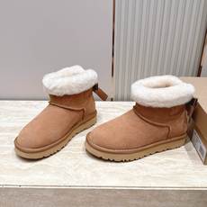 UGG·26s 秋冬新款系列—— 圆头厚款毛绒绒后跟蝴蝶结雪地靴 鞋身圆钝饱满,厚底像一块被压实的新雪托住整只脚,而毛绒 UGG·26s 秋冬新款系列—— 圆头厚款毛绒绒后跟蝴蝶结雪地靴 鞋身圆钝饱满,厚底像一块被压实的新雪托住整只脚,而毛绒