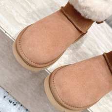 UGG·26s 秋冬新款系列—— 圆头厚款毛绒绒后跟蝴蝶结雪地靴 鞋身圆钝饱满,厚底像一块被压实的新雪托住整只脚,而毛绒 UGG·26s 秋冬新款系列—— 圆头厚款毛绒绒后跟蝴蝶结雪地靴 鞋身圆钝饱满,厚底像一块被压实的新雪托住整只脚,而毛绒