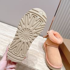 UGG·26s 秋冬新款系列—— 圆头厚款毛绒绒后跟蝴蝶结雪地靴 鞋身圆钝饱满,厚底像一块被压实的新雪托住整只脚,而毛绒 UGG·26s 秋冬新款系列—— 圆头厚款毛绒绒后跟蝴蝶结雪地靴 鞋身圆钝饱满,厚底像一块被压实的新雪托住整只脚,而毛绒
