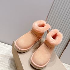 UGG·26s 秋冬新款系列—— 圆头厚款毛绒绒后跟蝴蝶结雪地靴 鞋身圆钝饱满,厚底像一块被压实的新雪托住整只脚,而毛绒 UGG·26s 秋冬新款系列—— 圆头厚款毛绒绒后跟蝴蝶结雪地靴 鞋身圆钝饱满,厚底像一块被压实的新雪托住整只脚,而毛绒
