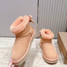 UGG·26s 秋冬新款系列—— 圆头厚款毛绒绒后跟蝴蝶结雪地靴 鞋身圆钝饱满,厚底像一块被压实的新雪托住整只脚,而毛绒 UGG·26s 秋冬新款系列—— 圆头厚款毛绒绒后跟蝴蝶结雪地靴 鞋身圆钝饱满,厚底像一块被压实的新雪托住整只脚,而毛绒